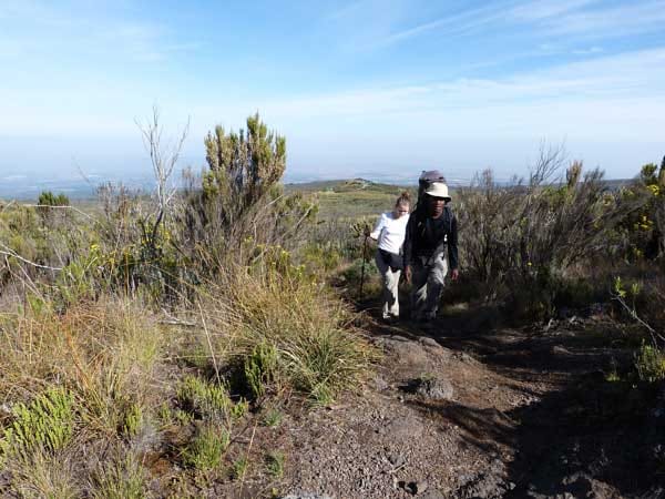 Bergführer Reuben führt Wanderer auf den Mount Kenya.