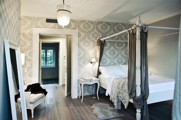 Romantische Himmelbetten in rustikalen Mansardenzimmern oder verspielte Tapeten, Pastelltöne und Möbel im Boudoir-Stil– je nach persönlichem Gusto kann die Herzdame wählen, wo sie am liebsten ihre Nächte verbringen möchte. Romantische Himmelbetten in rustikalen Mansardenzimmern oder verspielte Tapeten, Pastelltöne und Möbel im Boudoir-Stil– je nach persönlichem Gusto kann die Herzdame wählen, wo sie am liebsten ihre Nächte verbringen möchte.