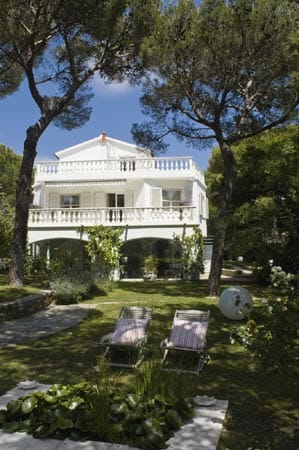 In der westlichen Toskana befindet sich das Mediterranea Luxury House. Die Traumvilla besteht aus nur zwei, mit viel Geschmack eingerichteten Suiten, hinzu kommen ein lauschiger Garten mit Pool und ein fantastischer Meerblick. In der westlichen Toskana befindet sich das Mediterranea Luxury House. Die Traumvilla besteht aus nur zwei, mit viel Geschmack eingerichteten Suiten, hinzu kommen ein lauschiger Garten mit Pool und ein fantastischer Meerblick.