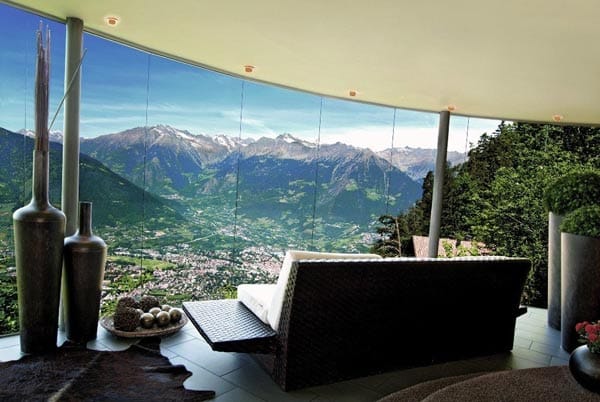 Das moderne und sehr komfortable Refugium hoch über Meran, im Herzen Südtirols, zeichnet sich durch die Symbiose von modernem Design und Liebe zur Natur, von Eleganz und Bodenständigkeit aus. Das moderne und sehr komfortable Refugium hoch über Meran, im Herzen Südtirols, zeichnet sich durch die Symbiose von modernem Design und Liebe zur Natur, von Eleganz und Bodenständigkeit aus.