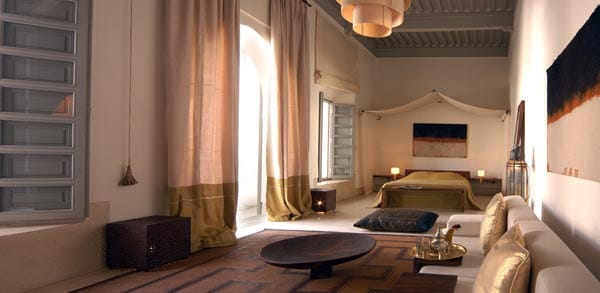 Selbst im Winter herrschen hier angenehm sommerliche Temperaturen. Spezielle Romantikzimmer und -arrangements wie Champagner, Rosenblüten und Kerzen erledigen den Rest und Sie können sich auf leuchtende, verzauberte Frauenaugen freuen. Selbst im Winter herrschen hier angenehm sommerliche Temperaturen. Spezielle Romantikzimmer und -arrangements wie Champagner, Rosenblüten und Kerzen erledigen den Rest und Sie können sich auf leuchtende, verzauberte Frauenaugen freuen.