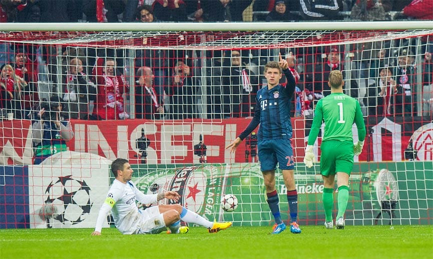 Die Bayern sind aber unbarmherzig. Thomas Müller erzielt bereits in der fünften Minute das 1:0.