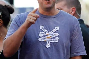 Adam Sandler führt die Liste der überbezahlten Hollywood-Schauspieler an. Die letzten Filme des 47-jährigen US-Komödiendarstellers ("Jack & Jill", "Der Chaos-Dad") hätten im Durchschnitt nur 3,40 Dollar für jeden Dollar eingespielt, den Sandler als Gage erhielt, rechnete das Magazin "Forbes" vor.