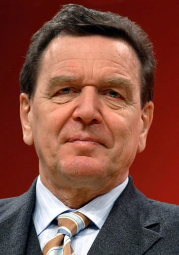 Gerhard Schröder gelang es 1998, die erste rot-grüne Koalition auf Bundeseben zu bilden und einen Generationenwechsel in der Regierung einzuleiten. Nach seiner Wiederwahl 2002 setze Schröder die umstrittene Agenda 2010 durch, die das Sozialsystem und den Arbeitsmarkt grundlegend reformierte. Kritiker warfen der linken Regierung jedoch einen massiven Sozialabbau vor.