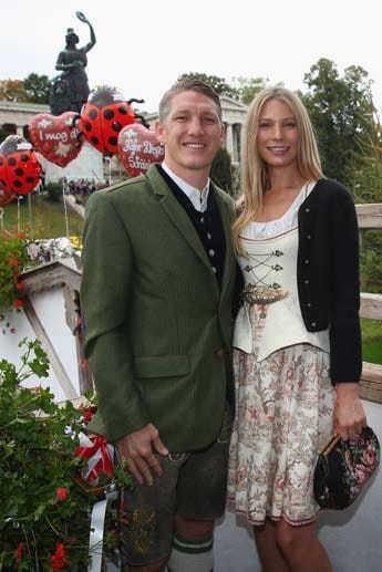 Die beiden sind ein Glamour-Paar der deutschen Fußballwelt: Bastian Schweinsteiger und seine Freundin Sarah Brandner. Das Model begleitet ihren Freund nicht nur auf das Oktoberfest, sondern ist auch bei den meisten Spielen dabei.