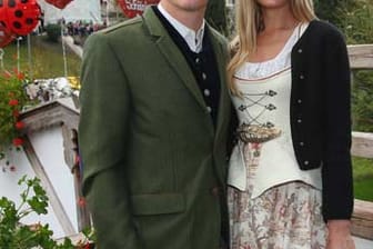 Die beiden sind ein Glamour-Paar der deutschen Fußballwelt: Bastian Schweinsteiger und seine Freundin Sarah Brandner. Das Model begleitet ihren Freund nicht nur auf das Oktoberfest, sondern ist auch bei den meisten Spielen dabei.
