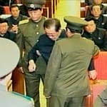 Der Sturz des Jang Song Thaek: Der zweitmächtigste Mann Nordkoreas und Onkel von Machthaber Kim Jong-Un wird während einer Sitzung des Politbüros abgeführt.