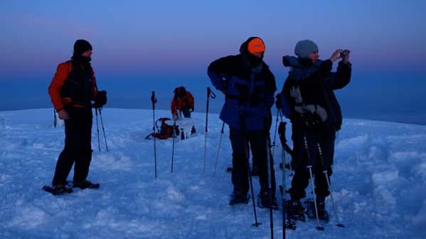 Winterwandern im Schwarzwald: in Schneeschuhen auf den Belchen.