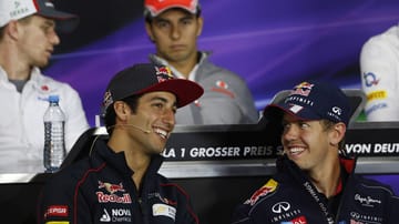 Red Bull: Das mehr als schwierige Verhältnis mit Mark Webber ist für Weltmeister Sebastian Vettel (re.) Geschichte. Der Australier hat das österreichische Team verlassen. Seinen Platz nimmt sein Landsmann Daniel Ricciardo (li.) ein, der vom eigenen Nachwuchsteam Scuderia Toro Rosso kommt.