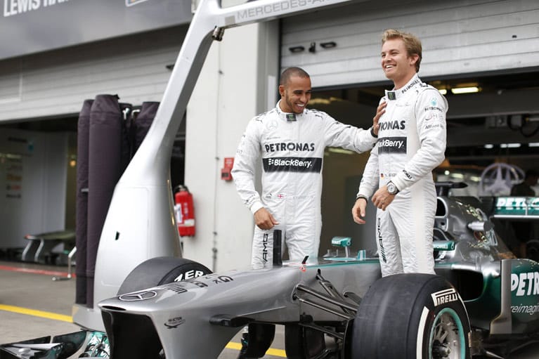 Mercedes: Die Schwaben können die Team-Fotos von letzter Saison noch einmal hervorkramen. Lewis Hamilton (li.) und Nico Rosberg bleiben beim Rennstall und werden auch 2014 in den Silberpfeilen sitzen.
