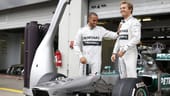 Mercedes: Die Schwaben können die Team-Fotos von letzter Saison noch einmal hervorkramen. Lewis Hamilton (li.) und Nico Rosberg bleiben beim Rennstall und werden auch 2014 in den Silberpfeilen sitzen.