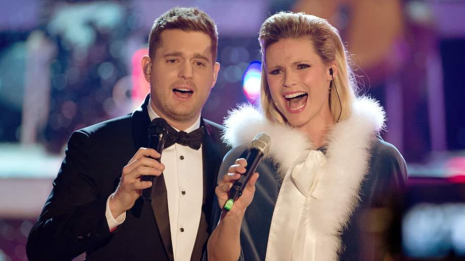Zusammen mit Sänger Michael Bublé startete sie mit "Walking in a Winter Wonderland" musikalisch in den Show-Abend in Augsburg und bewies dabei ihr Gesangstalent.