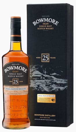 Mack von der Whiskybotschaft rät uns zum 25 Jahre gereiften Bowmore. Der sei angenehm torfig und wunderbar im Geschmack. Allerdings kostet er auch über 100 Euro – genau das richtige für das hochwertige Weihnachtsgeschenk.