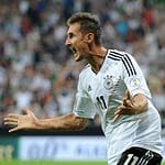 "Miroslav Klose jetzt WM-Rekordtorjäger": 14 Treffer hatte der DFB-Stürmer vor Turnierstart auf dem Konto. Beim ersten Spiel gegen Portugal hat es Klose eilig: 1:0 in der 3. Minute, 2:0 in der 5. Minute – Doppelpack und damit alleiniger WM-Rekordtorschütze mit insgesamt 16 Toren.