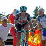 "Oldie Jens Voigt siegt in Luchon": Er ist 42 Jahre alt, es ist seine 17. Teilnahme - und mal wieder gelingt Voigt ein Husarenstück. Der Berliner gewinnt nach über 200 Kilometern Alleinfahrt die längste Etappe der diesjährigen Tour de France von Carcassonne nach Luchon (245 km).