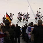 "Eis-Wahnsinn in Minsk: DEB-Team ist Weltmeister!": Bei Olympia in Sotschi waren sie noch Zuschauer, jetzt sind sie die Könige auf dem Eis. Im Finale wird Tschechien 5:2 geschlagen.