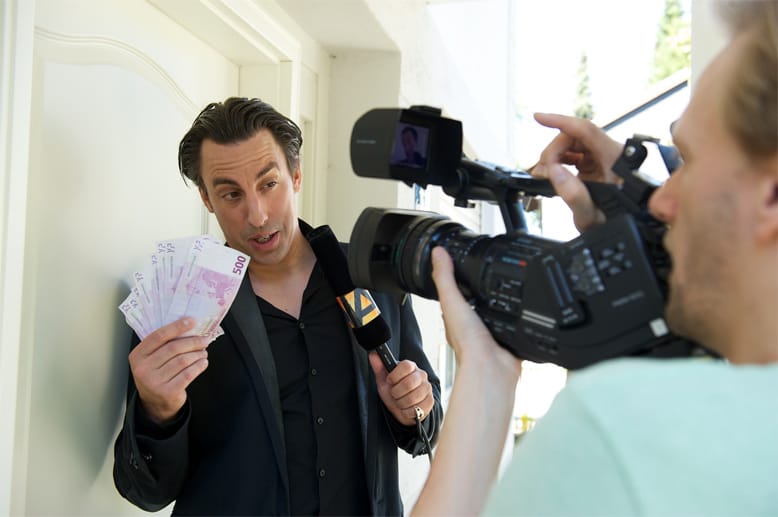 Im "Tatort: Allmächtig" mimt "heute-show"-Star Alexander Schubert den Reality-TV-Moderator Albert A. Anast, der Menschen auf niederträchtige Weise in seinen Video-Clips bloßstellt. Nach seiner Ermordung wird klar, dass Anast zahllose Feinde hatte, von denen ihm einige sogar schon Morddrohungen geschickt haben. Im "Tatort: Allmächtig" mimt "heute-show"-Star Alexander Schubert den Reality-TV-Moderator Albert A. Anast, der Menschen auf niederträchtige Weise in seinen Video-Clips bloßstellt. Nach seiner Ermordung wird klar, dass Anast zahllose Feinde hatte, von denen ihm einige sogar schon Morddrohungen geschickt haben.
