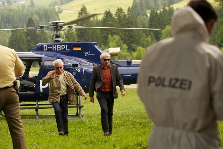 Die Kommissare Ivo Batic (Miroslav Nemec, li.) und Franz Leitmayr (Udo Wachtveitl) ermitteln gewohnt routiniert und unterhalten mit ansprechenden Dialogen. Beim Showdown sorgt Batic dann noch für feurige Action, wenn er den Täter aus den Flammen rettet. Die Kommissare Ivo Batic (Miroslav Nemec, li.) und Franz Leitmayr (Udo Wachtveitl) ermitteln gewohnt routiniert und unterhalten mit ansprechenden Dialogen. Beim Showdown sorgt Batic dann noch für feurige Action, wenn er den Täter aus den Flammen rettet.
