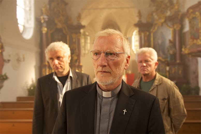Die Kommissare befragen Pfarrer Fruhmann, der sich um die in Anasts Sendung bloßgestellten Opfer kümmert. Dadurch erhält der Krimi neben der Kritik am Reality-TV noch eine weiteren thematische Facette - und wirkt dadurch letztlich etwas überfrachtet. Die Kommissare befragen Pfarrer Fruhmann, der sich um die in Anasts Sendung bloßgestellten Opfer kümmert. Dadurch erhält der Krimi neben der Kritik am Reality-TV noch eine weiteren thematische Facette - und wirkt dadurch letztlich etwas überfrachtet.