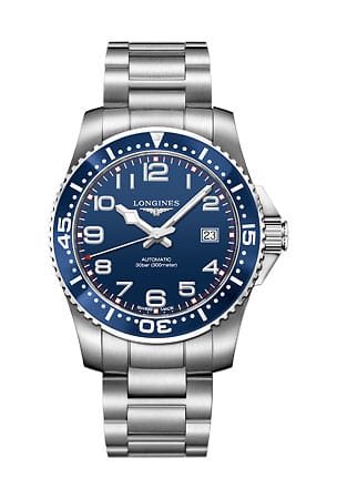 Longines HydroConquest: Die Uhr passt dank ihrer stilvoll-eleganten Linie fast immer und überall. Das blaue Zifferblatt passt wunderbar zur Jeans, auch die Varianten in schwarz oder Creme überzeugen. Diese Uhr finden Sie bei Großhändlern für knapp 900 Euro.