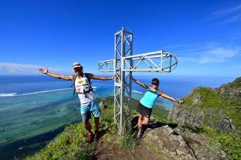 Mauritius: Gipfelkreuz auf dem Morne Brabant.