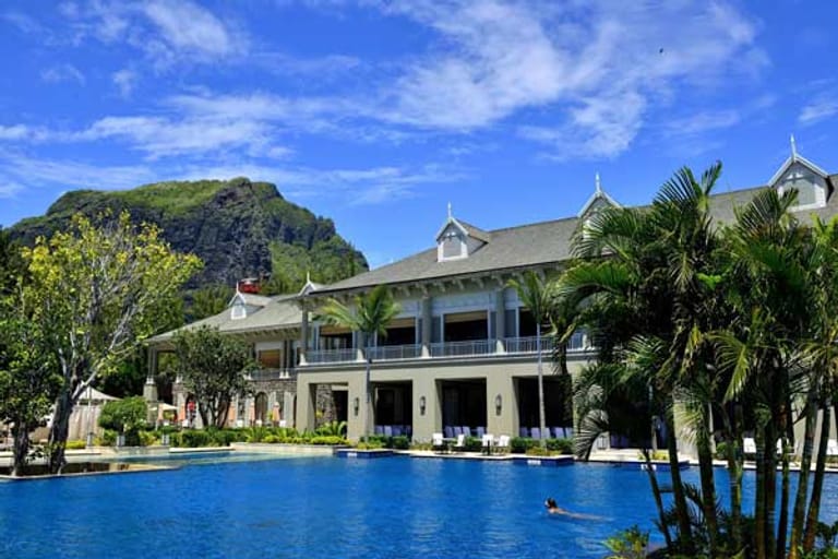 Mauritius: Hotel Saint Regis Resort mit dem Morne Brabant.