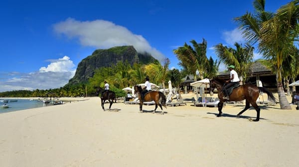 Mauritius: Reiten am Strand.