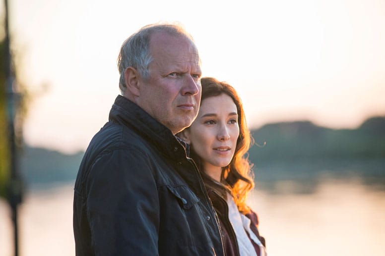 In dem Jubiläumsfall "Borowski und der Engel" werden der Kommissar und seine Partnerin Sarah Brandt (Sibel Kekilli) von einer psychisch kranken Altenpflegerin an der Nase herumgeführt... In dem Jubiläumsfall "Borowski und der Engel" werden der Kommissar und seine Partnerin Sarah Brandt (Sibel Kekilli) von einer psychisch kranken Altenpflegerin an der Nase herumgeführt...