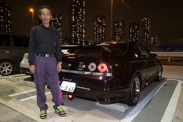 Masayuki Ohashi schwört auf seinen Lieblings-Tuningladen Top Secret, bei dem mittlerweile auch sein Sohn - der den hochgezüchteten Nissan an diesem Abend voller Stolz pilotieren darf - zum Teile-Shoppen geht.