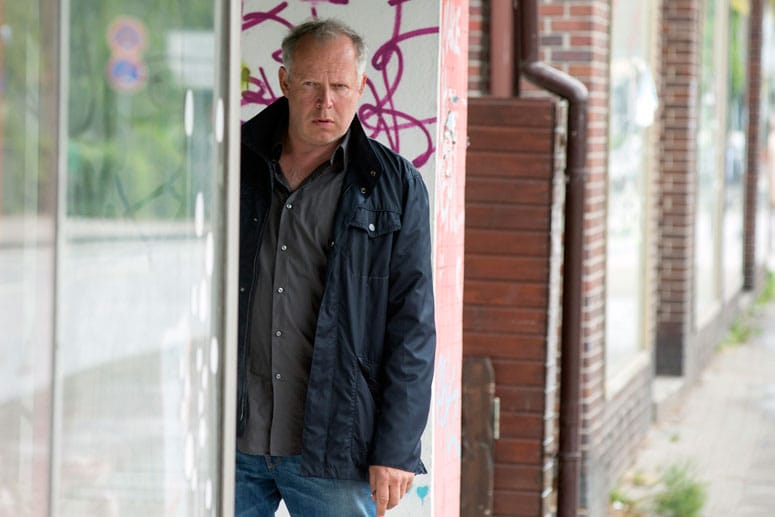 Natürlich wittert auch der Kriminalhauptkommissar, dass bei der engelhaften Schönheit etwas faul ist... Natürlich wittert auch der Kriminalhauptkommissar, dass bei der engelhaften Schönheit etwas faul ist...