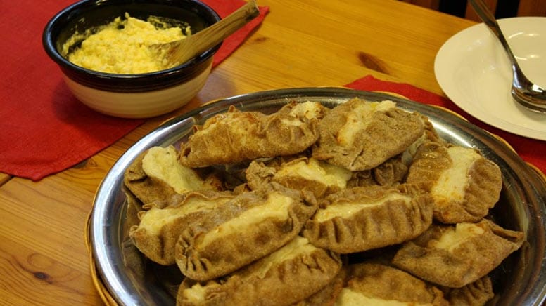 Finnland: Karelische Pasteten mit Reisfüllung und Eibutter.