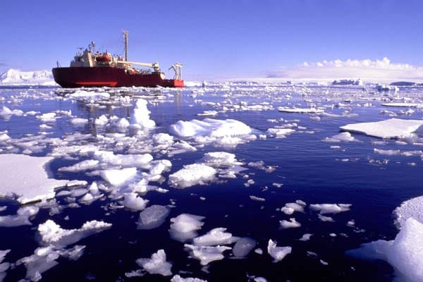 Gleiches gilt für die Polartaufe, die vollzogen wird, wenn ein Schiff einen der beiden Polarkreise passiert, die auf jeweils 66,56 Grad nördlicher und südlicher Breite liegen.