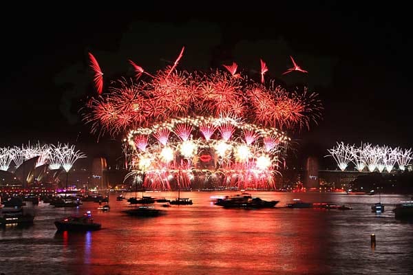 Viele Schiffe planen ihre Route so, dass sie in der Silvesternacht eine Stadt wie Sydney passieren, die für ihr imposantes Feuerwerk bekannt ist. Um die Gäste im neuen Jahr zu begrüßen, verkleiden sich beispielsweise Besatzungsmitglieder als Schornsteinfeger und verteilen Glücksmünzen.