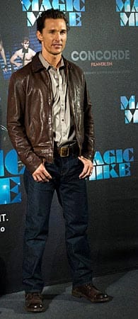 Lässig cool wie Matthew McConaughey: Sie wollen schick und dennoch cool aussehen? Ein Anzug ist zwar immer eine gute Option, doch in manchen Fällen würden Sie in diesem etwas overdressed wirken. Eine gute Alternative bietet eine coole Lederjacke gepaart zu lässigen Jeans.