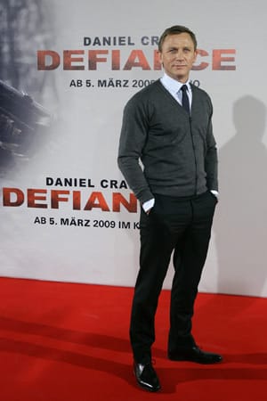 James Bond - Darsteller Daniel Craig wurde nicht grundlos zu einem der „Best-Dressed“ - Prominenten weltweit ernannt. Auf dem roten Teppich beweist er immer wieder einen exquisiten Modegeschmack und zeigt, dass für einen eleganten Auftritt nicht immer ein Anzug nötig ist. Hier kombiniert der Brite ein weißes Hemd zu einem Cardigan mit V-Ausschnitt und einer schmalen Krawatte und sieht trés trés chic aus!