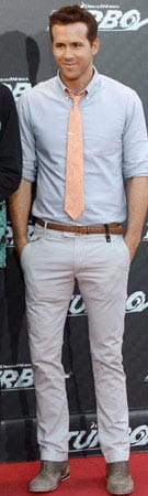 Ein Hemd - fünf Looks: Und dabei haben wir den Sommer noch gar nicht miteinbezogen. Hier ergeben sich natürlich wieder neue Optionen. Ryan Reynolds verkörpert hier den ideal legeren Sommer-Look für einen eleganten Mann. Er beweist Mut zu hellen Farben und zeigt deutlich, wie männlich ein Mann mit einer lachsfarbenen Krawatte aussehen kann.