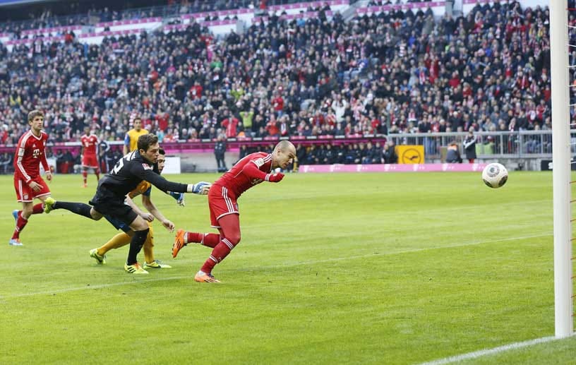Gewinner! Arjen Robben: Beinahe wäre der Niederländer ohne größere Verletzung durch die Hinrunde gekommen. Anfang Dezember erwischte es ihn dann doch im Pokal-Achtelfinale gegen Augsburg. Dennoch: So viele Spiele wie dieses Mal machte Robben noch nie in der ersten Saisonhälfte im Dress des FC Bayern.