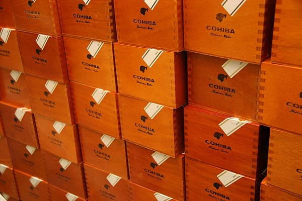 Cohiba ist die bedeutendste Marke von Habanos und eine der bekanntesten Zigarrenmarken überhaupt. In diesen attraktiven Holzboxen ruhen 25 Stück der Cohiba Siglo I. Preis je Box: rund 230 Euro.