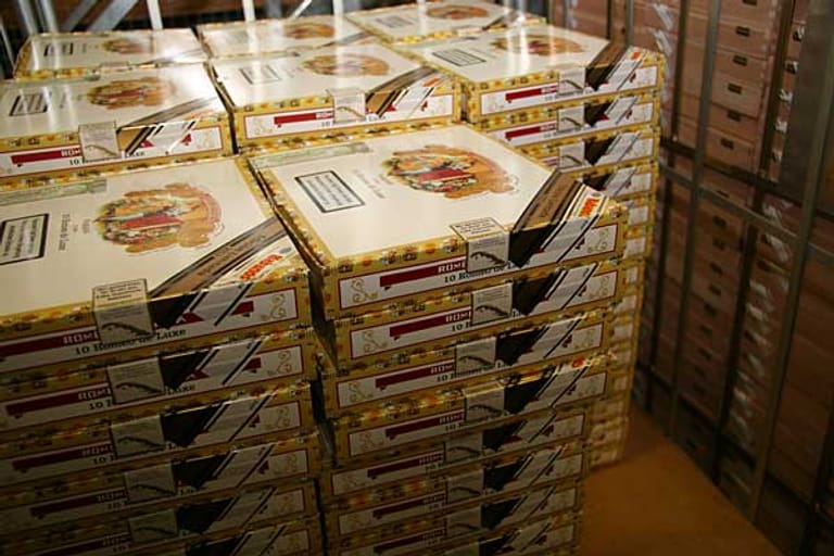 Diese limitierte Edition (Edición Limitada) von Romeo y Julieta "Romeo de Luxe" wird von Zigarren-Genießern bereits mit Sehnsucht erwartet. Sie ist eine von drei limitierten Editionen, die Habanos für 2013 herstellt. Gekennzeichnet wird dies durch die goldene Fahne an dieser 10er-Kiste oben rechts.