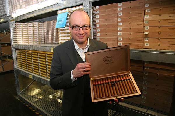 Stolz präsentiert uns der Experte dieses Habanos-Highlight des Jahres 2013: Die Partagás Lusitanias Gran Reserva gehört wohl zu den höchsten Genüssen in der Welt der kubanischer Zigarren. Sie bestehen aus mindestens fünf Jahre reifegelagerten Tabaken der Ernte des Jahres 2007.