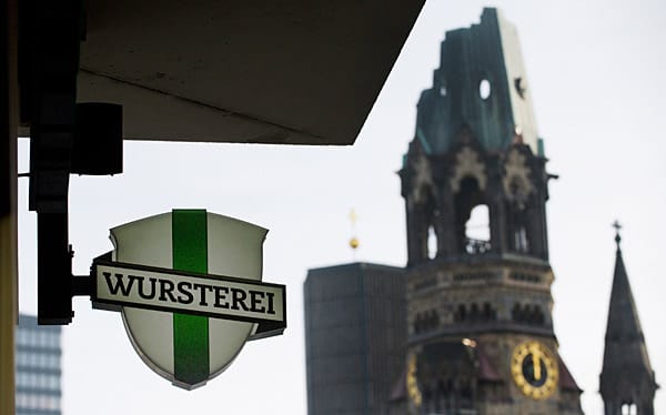 In Sichtweite der Kaiser-Wilhelm-Gedächtniskirche am Bahnhof Zoo liegt die "Wursterei": Hier gibt es die besondere Currywurst. In Sichtweite der Kaiser-Wilhelm-Gedächtniskirche am Bahnhof Zoo liegt die "Wursterei": Hier gibt es die besondere Currywurst.