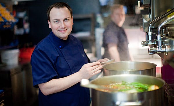 Höher hinaus geht es kaum: zwei Sterne bei Michelin, 19 Punkte im "Gault Millau" hat Tim Raue. Höher hinaus geht es kaum: zwei Sterne bei Michelin, 19 Punkte im "Gault Millau" hat Tim Raue.