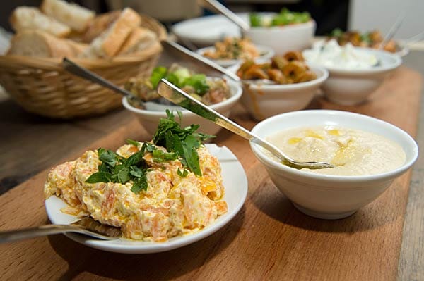 Leckere Häppchen: Mezes sind kalte und warme Vorspeisen, die in einem orientalischen Restaurant wie "Osmans Töchter" nicht fehlen dürfen. Leckere Häppchen: Mezes sind kalte und warme Vorspeisen, die in einem orientalischen Restaurant wie "Osmans Töchter" nicht fehlen dürfen.