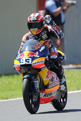 Jubelpose: Beim Großen Preis von Italien in Mugello 2010 feiert Marquez seinen ersten Rennsieg in der Motorrad-WM.