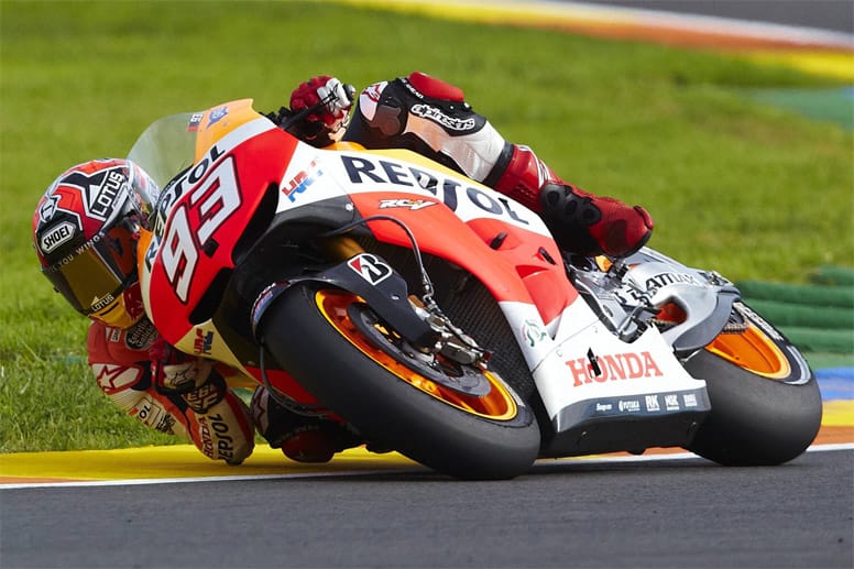 Schräger geht's nicht: 2013 steigt Marquez in die MotoGP auf. Mit atemberaubender Fahrweise heizt er den Stars der Szene mächtig ein.