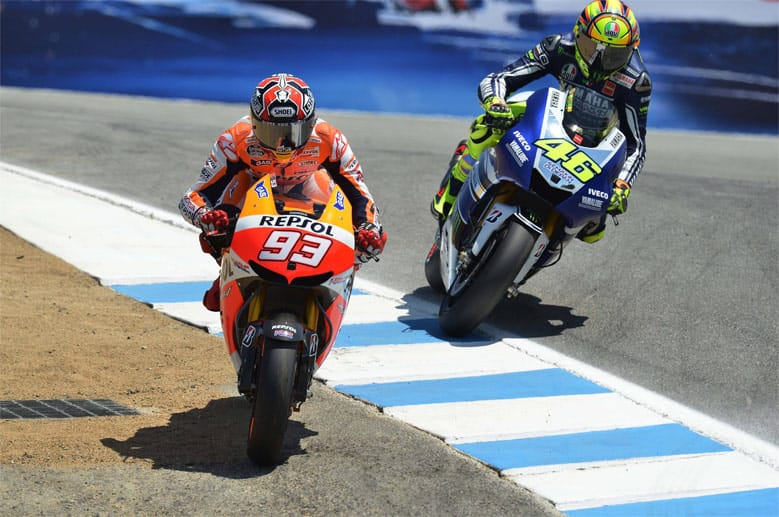 Lehrstunde für Rossi: Beim Rennen in Laguna Seca düpiert Marquez sein ehemaliges Vorbild in der berühmten "Korkenzieher"-Kurve mit einem gewagten Überholmanöver.