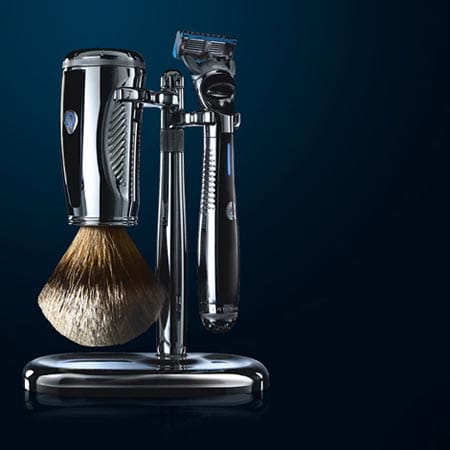 Machen Sie unser tägliches Rasur-Prozedere doch zu einem echten Erlebnis. Das New Yorker Unternehmen “The Art of Shaving” stellt exklusive Rasiersets aus verchromten, handgefertigtem Edelstahl her. Rasierpinsel, Rasierer und Ständer kosten zusammen rund 300 Euro.