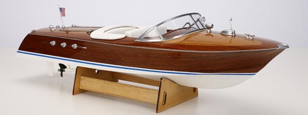 Dieses ferngesteuerte Boot ist ein wahre Diva. Von dem Italiener Carlo Riva entworfen, überzeugt das Boot optisch auf ganzer Linie.