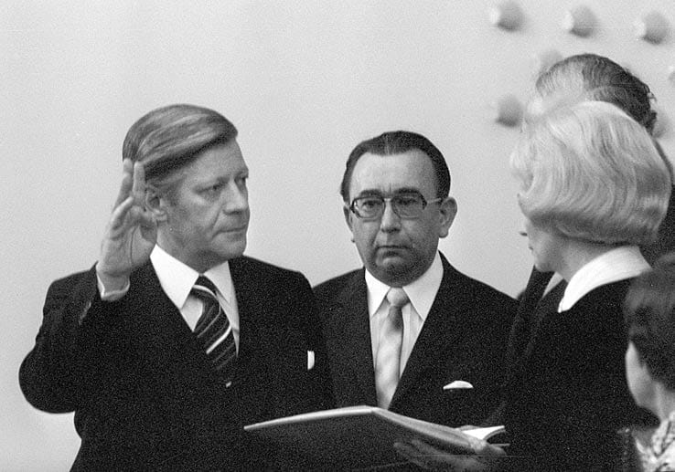 Nach Brandts Rücktritt wählte ihn der Deutsche Bundestag am 16. Mai 1974 zum fünften Kanzler der Bundesrepublik.