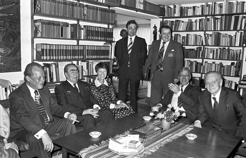 Gerne empfing Schmidt Staatsgäste - hier den sowjetischen Staats- und Parteichef Leonid Breschnew (zweiter von links) - in seinem Privathaus in Hamburg-Langenhorn.